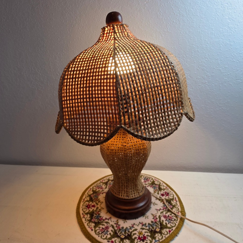 Vintage Wicker Rattan & Wood Table Lamp Scallop Shade Woven Boho Beachy Coastal - Picture 2 of 9